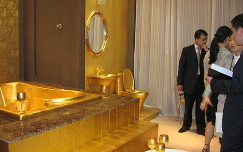 Nhiều vật dụng trong nhà tắm được làm bằng vàng, từ bồn tắm, gương, cho đến bồn cầu…